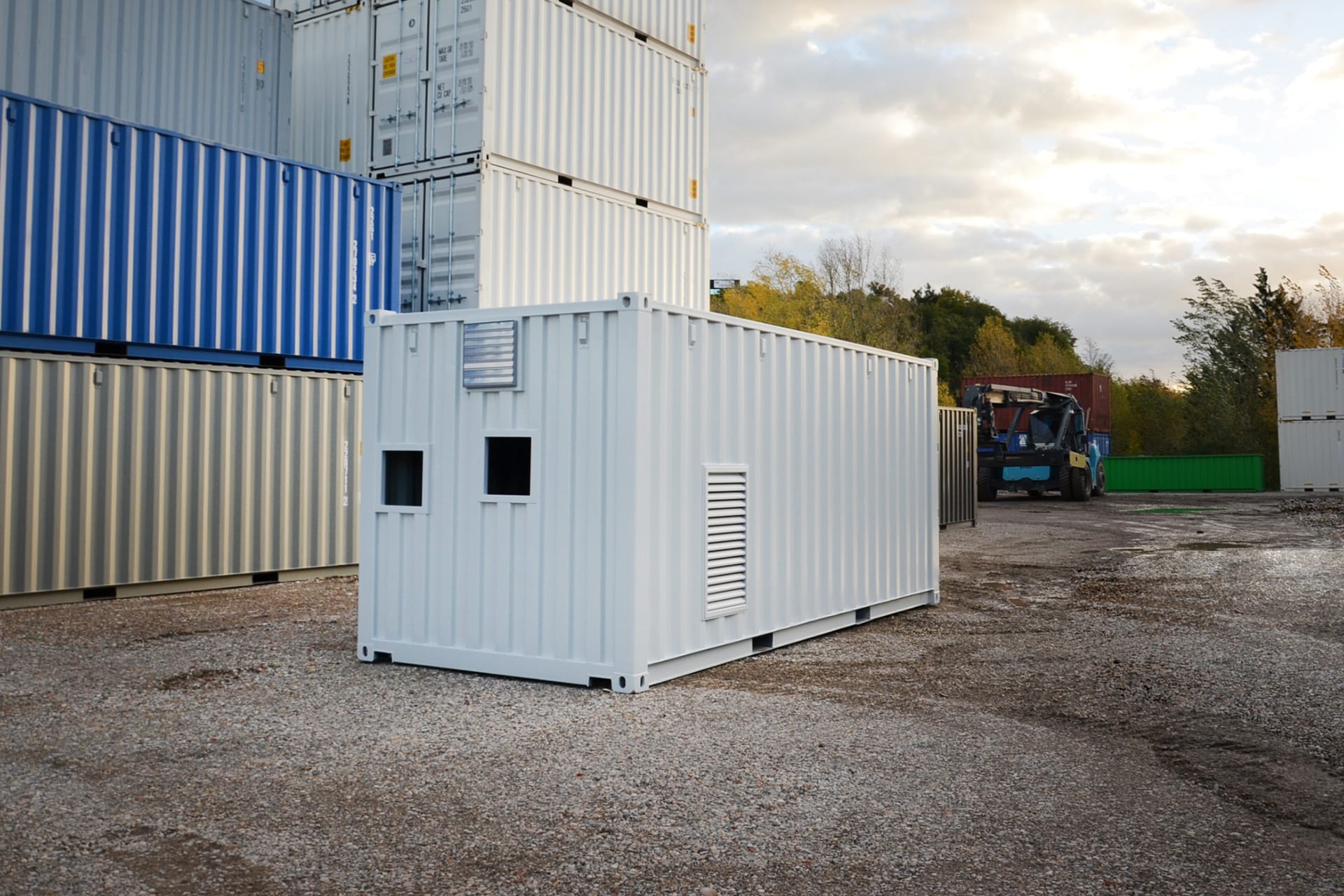 Container-avec-ouverture-grille-aération-transformation-container-serpol