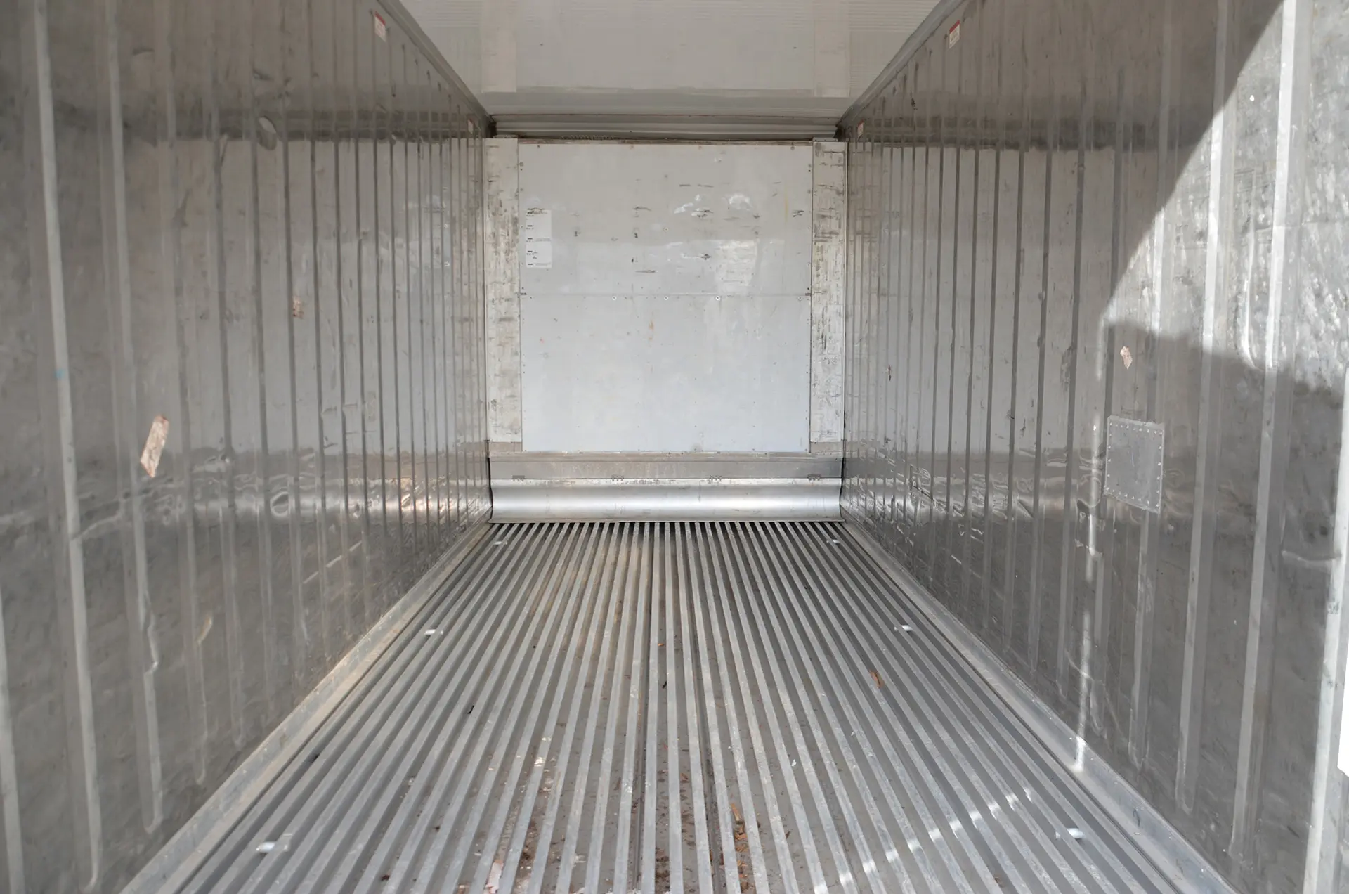 Intérieur d'un container reefer 20pieds d'occasion , Conteneur d'occasion reefer disonible à la location ou la vente, Eurobox vendeur de container frigorifique a louer ou acheter
